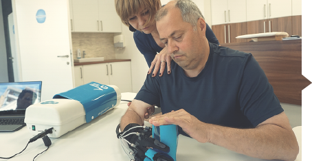 Rehabilitacija roke po možganski kapi z Gloreha robotsko rokavico